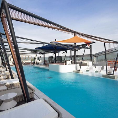 Hotel So/ Uptown Dubaj Exteriér fotografie The rooftop pool at the hotel