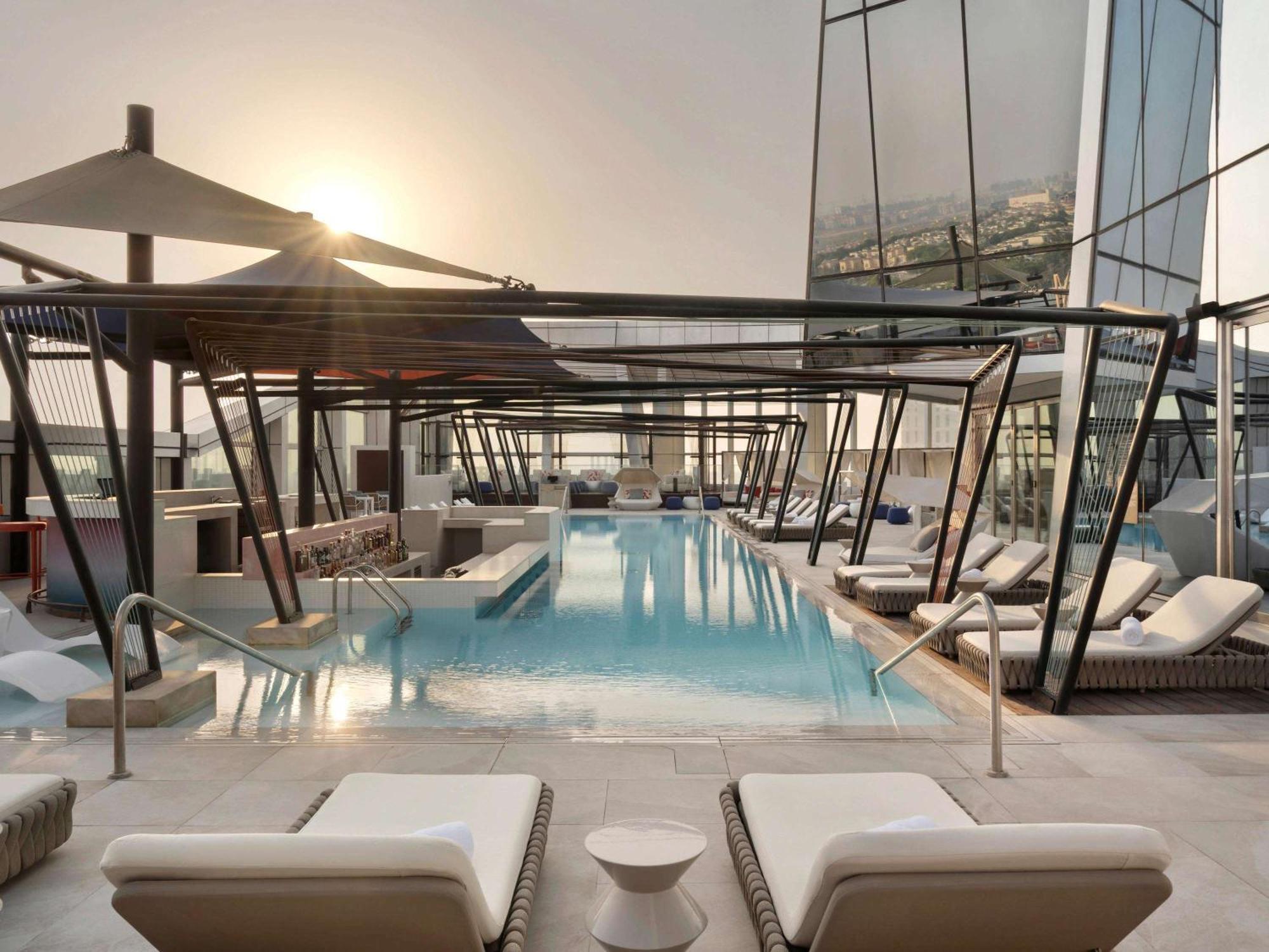 Hotel So/ Uptown Dubaj Exteriér fotografie The rooftop pool at the hotel