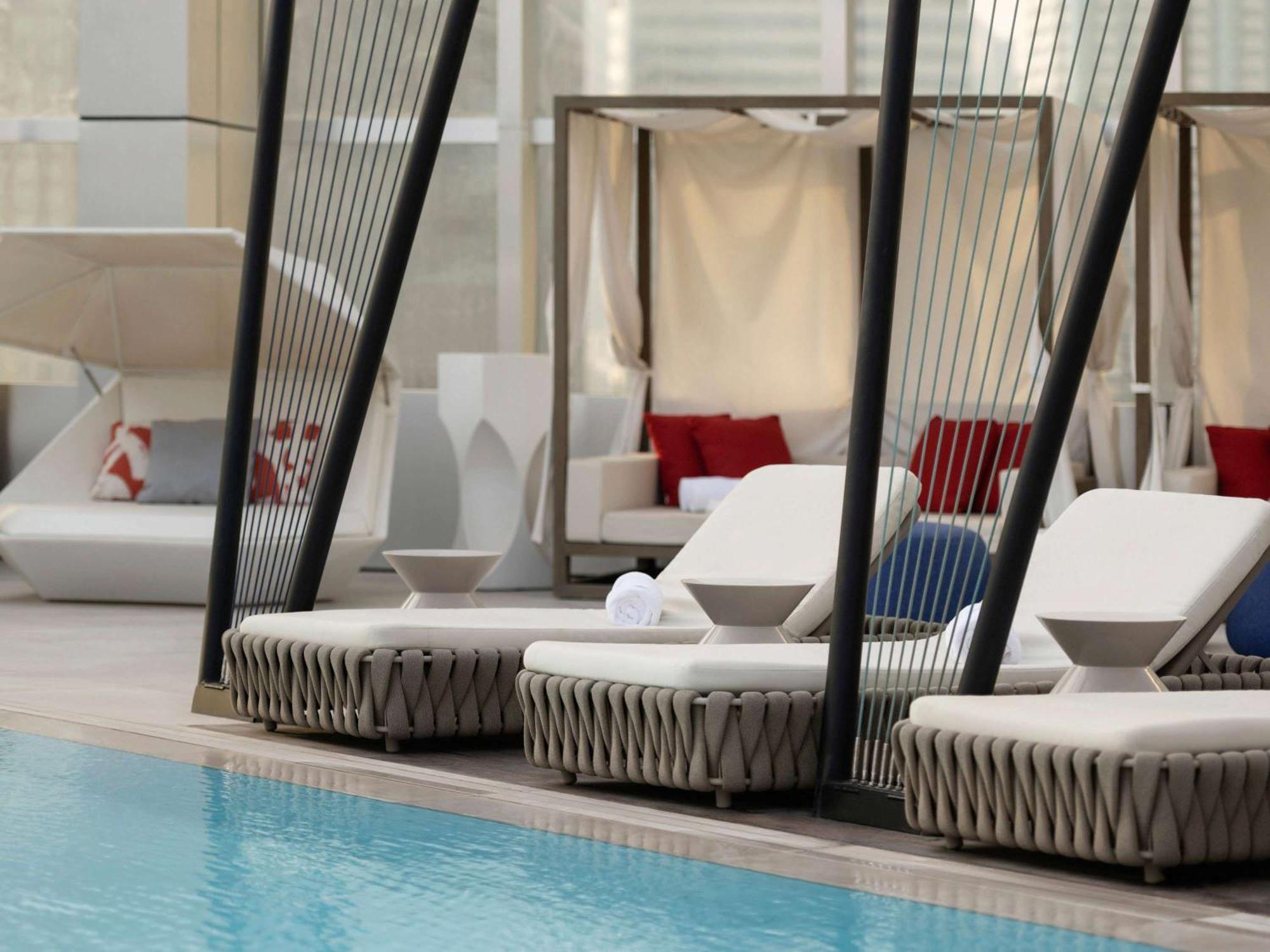 Hotel So/ Uptown Dubaj Exteriér fotografie Cabanas at the pool