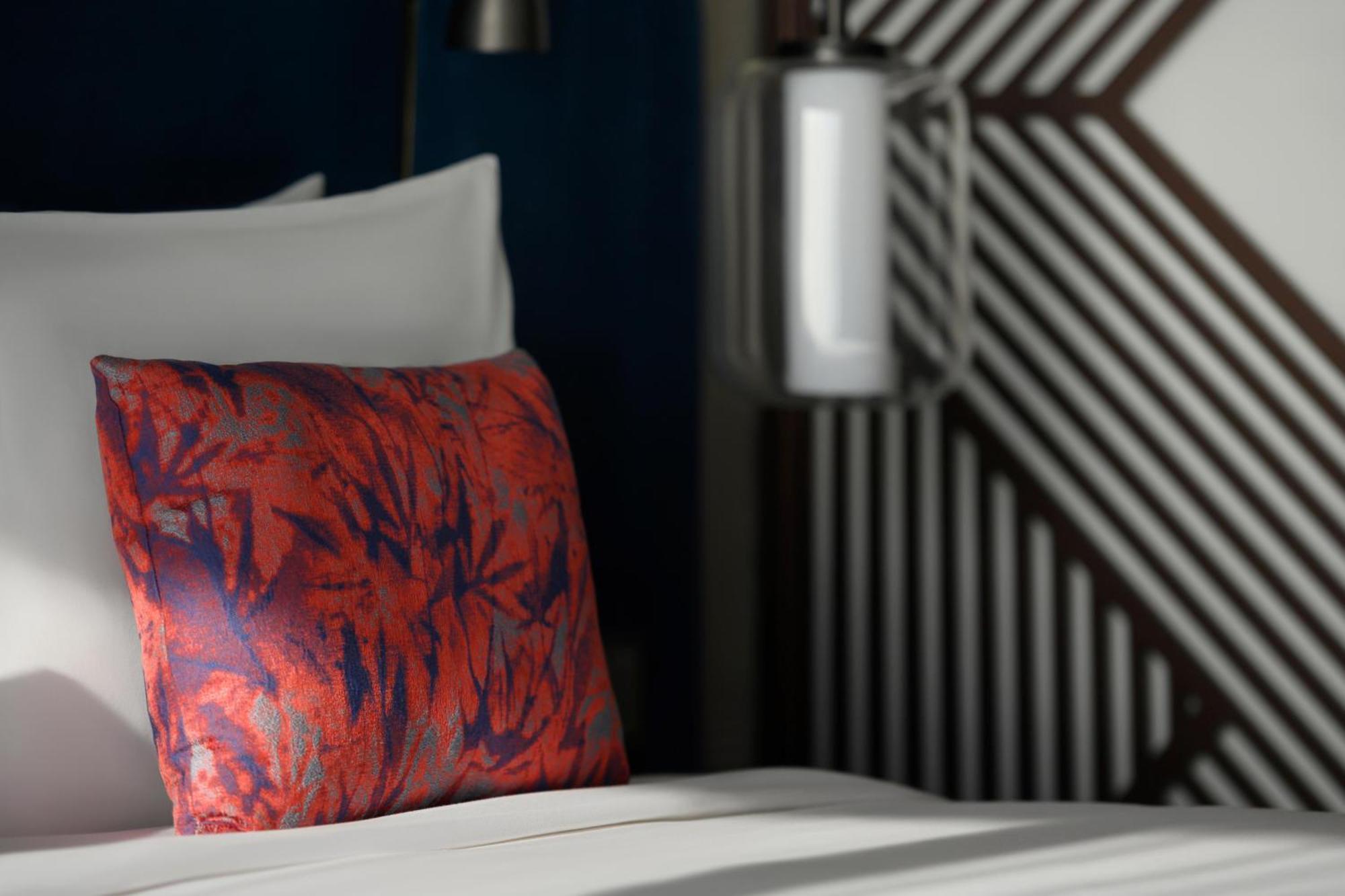 Hotel So/ Uptown Dubaj Pokoj fotografie A throw pillow